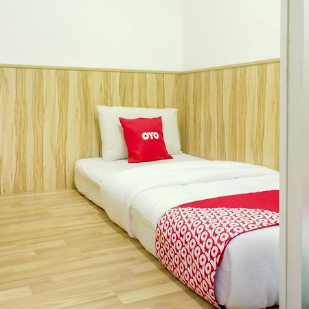 Oyo 90028 Ragula Hotel Джохор Бахру Екстериор снимка