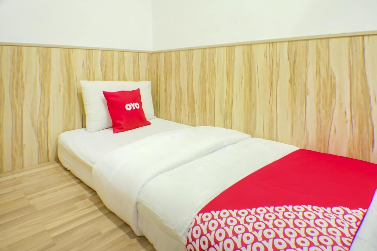 Oyo 90028 Ragula Hotel Джохор Бахру Екстериор снимка