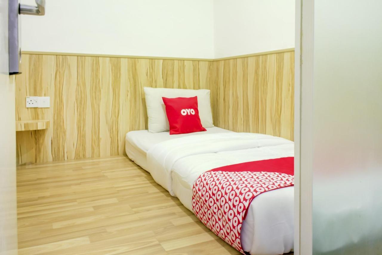 Oyo 90028 Ragula Hotel Джохор Бахру Екстериор снимка