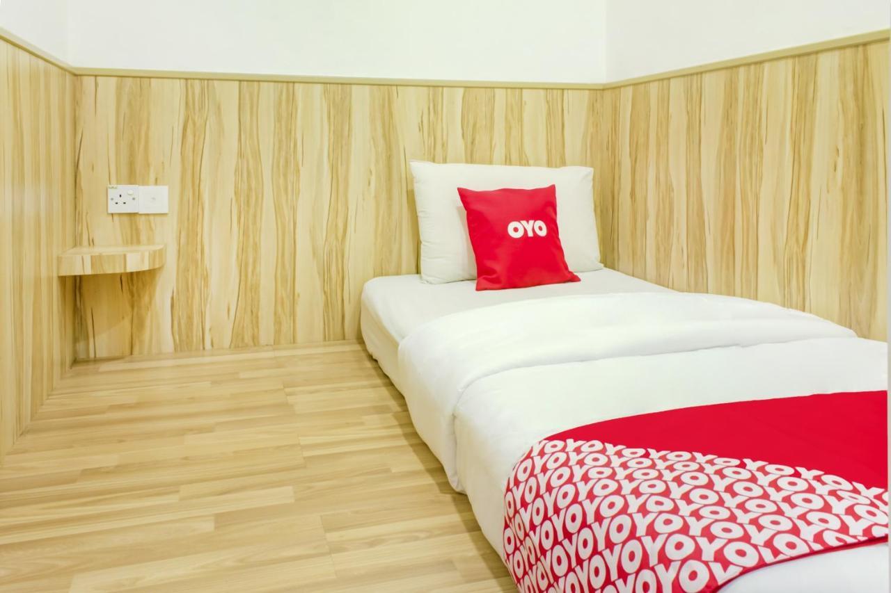 Oyo 90028 Ragula Hotel Джохор Бахру Екстериор снимка