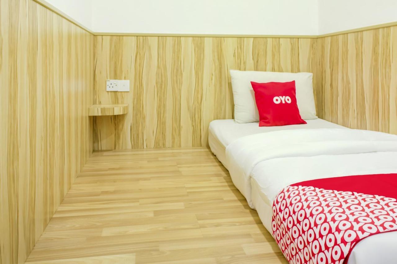 Oyo 90028 Ragula Hotel Джохор Бахру Екстериор снимка