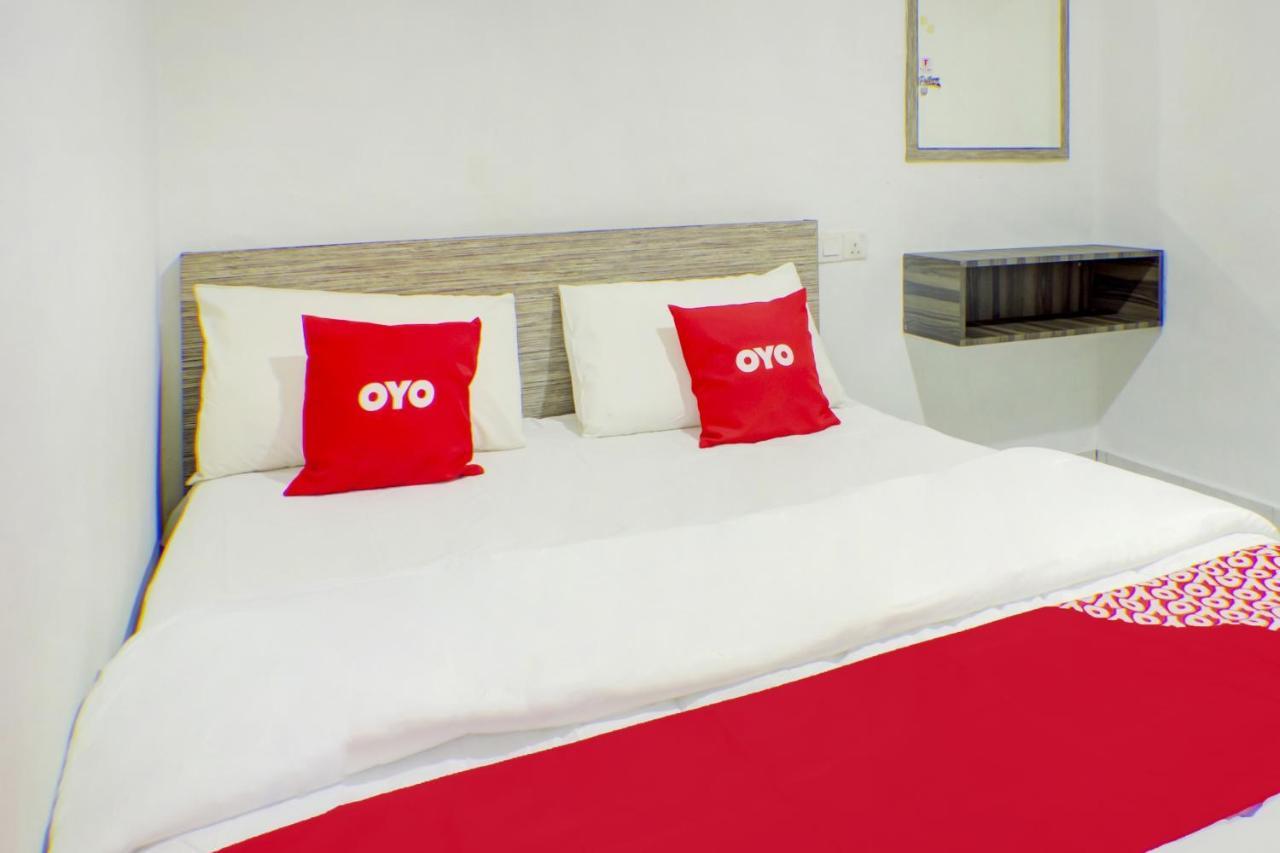Oyo 90028 Ragula Hotel Джохор Бахру Екстериор снимка