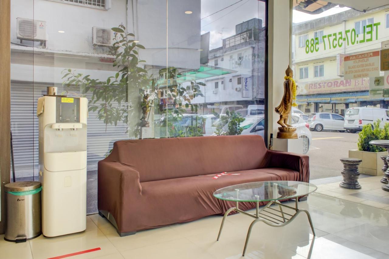Oyo 90028 Ragula Hotel Джохор Бахру Екстериор снимка