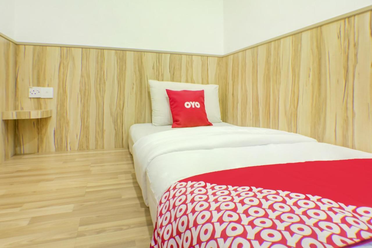 Oyo 90028 Ragula Hotel Джохор Бахру Екстериор снимка