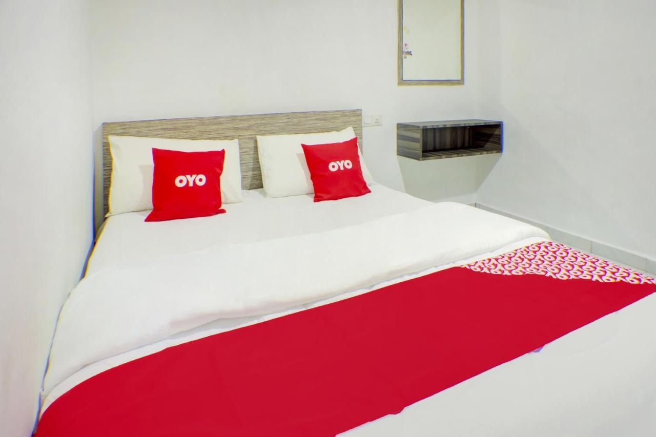 Oyo 90028 Ragula Hotel Джохор Бахру Екстериор снимка