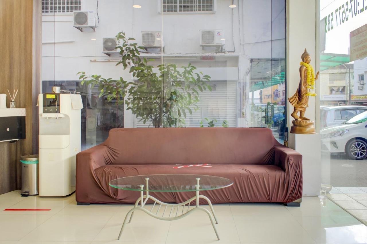 Oyo 90028 Ragula Hotel Джохор Бахру Екстериор снимка